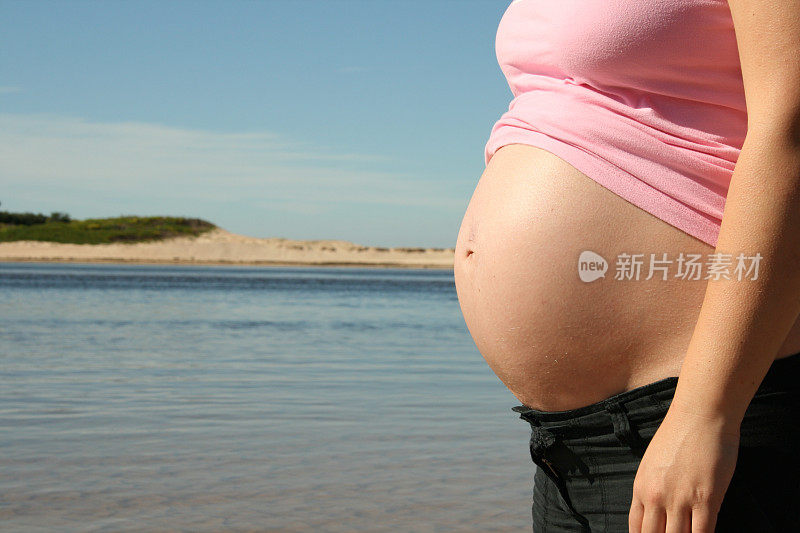 在海滩上怀孕
