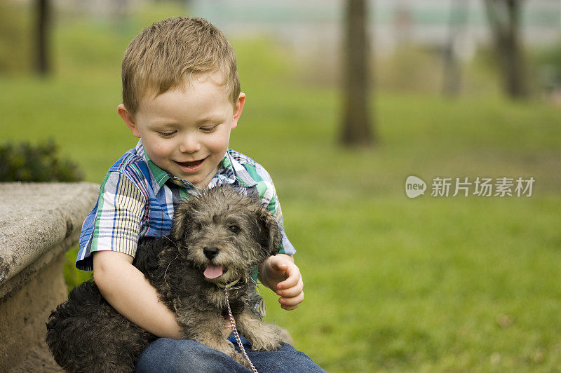 快乐的孩子和小狗