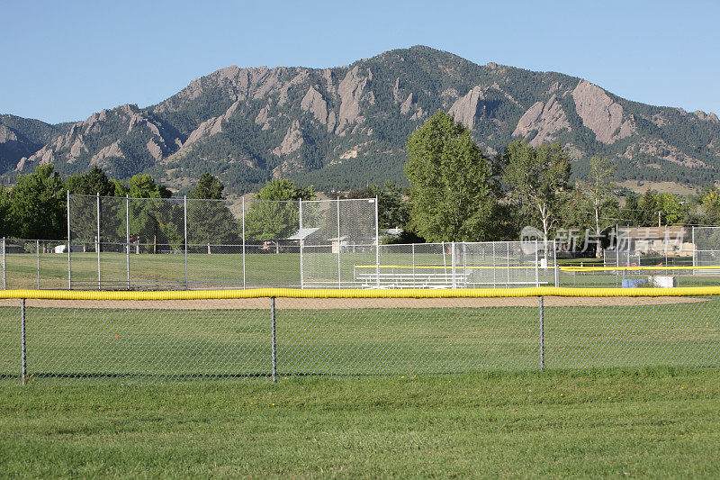 棒球场和山的背景