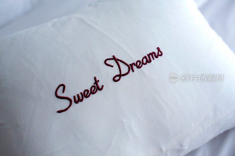 绣着美梦的白色枕头