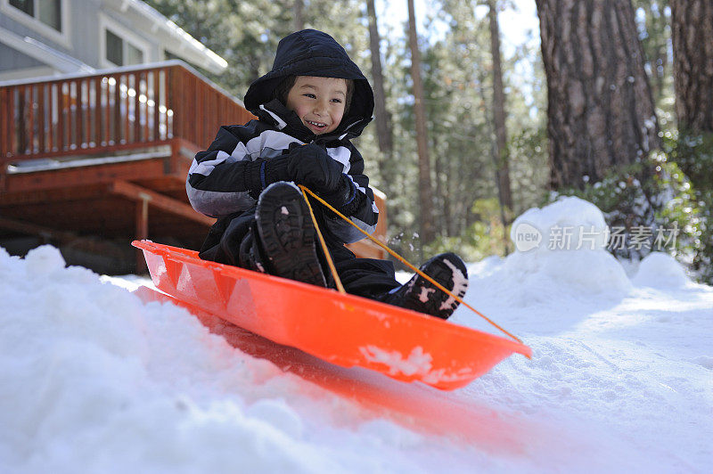 滑雪橇的男孩