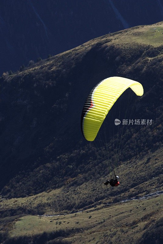 滑翔伞下降到瑞士穆伦山谷