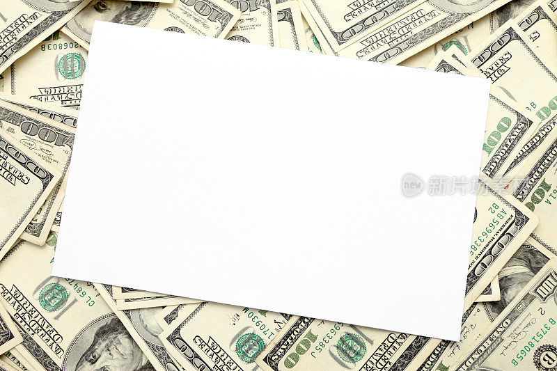 白纸，周围是百元大钞