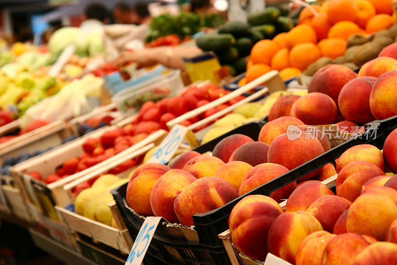 街市上各种水果和蔬菜的特写