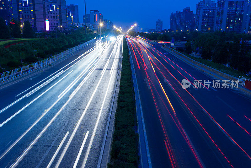 城市夜景汽车尾灯轨迹