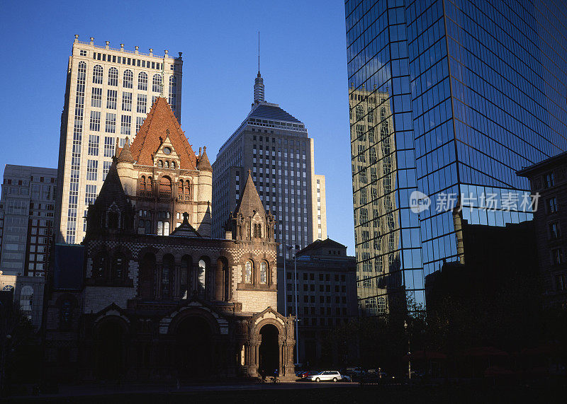 美国波士顿三一教堂和市中心城市天际线
