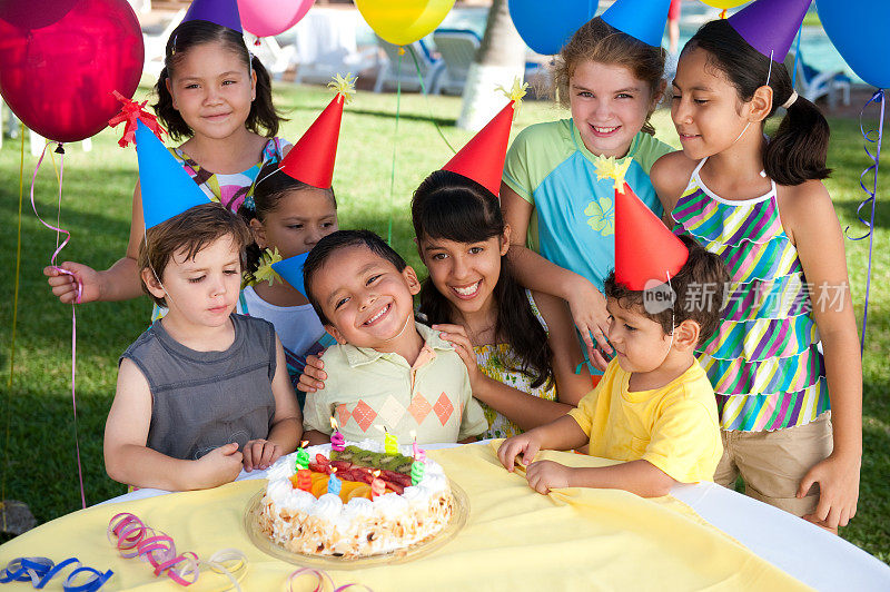 快乐的孩子们在生日聚会上