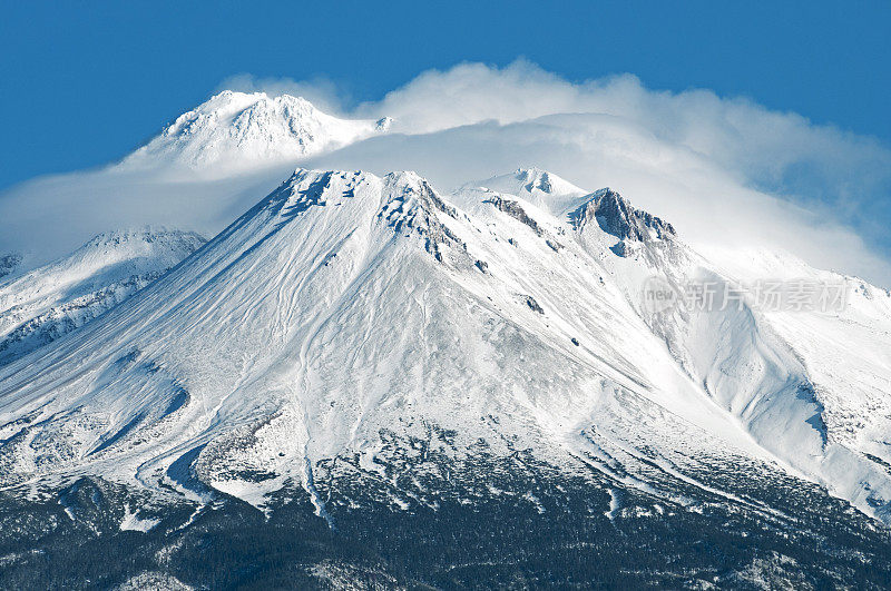 加利福尼亚州北部，白雪覆盖的沙斯塔山和沙斯蒂娜山