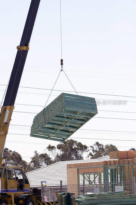 建筑工地用起重机吊装建筑木架