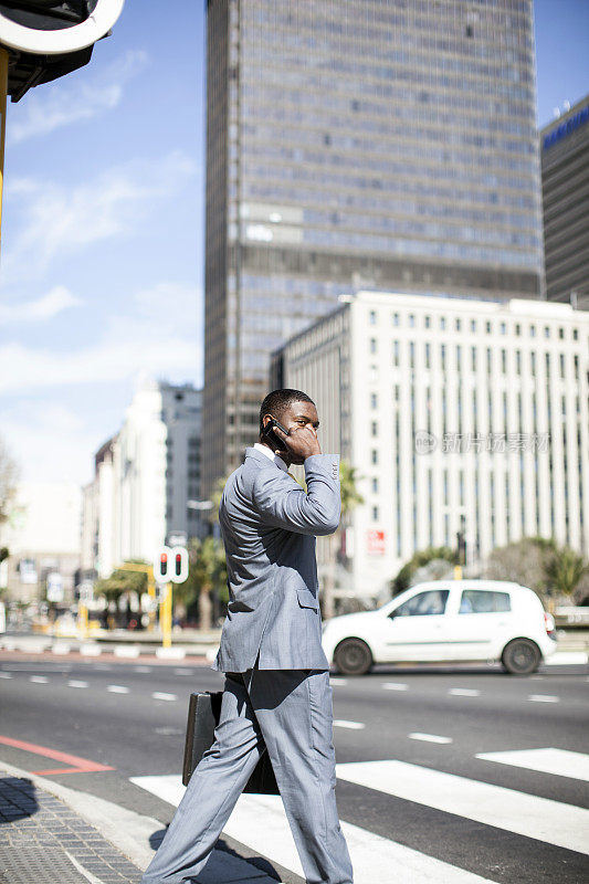 一个非洲商人正在过马路。