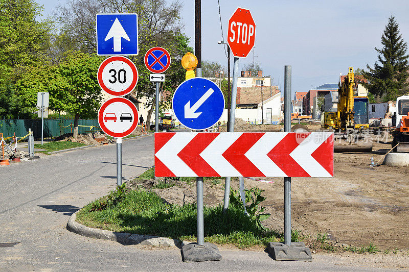 交通标志和道路障碍物在道路建设中