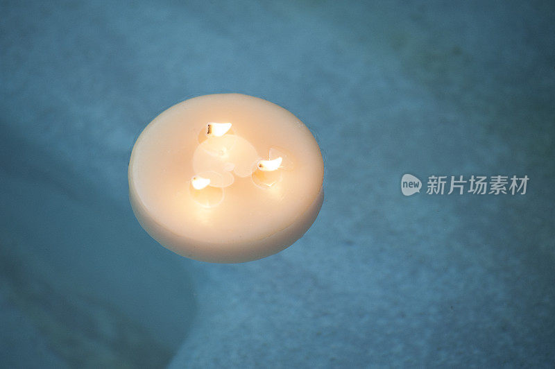许愿蜡烛漂浮在游泳池