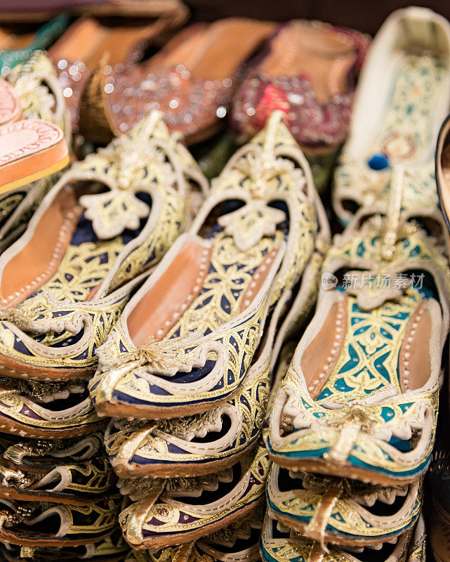 阿拉伯皮拖鞋堆放在市场上