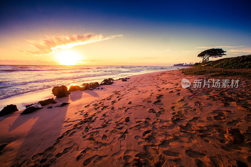 夏威夷海滩的海岸线和海洋上的火红日落