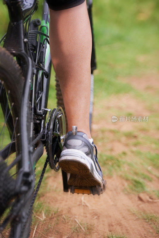 自行车运动员强壮的小腿肌肉