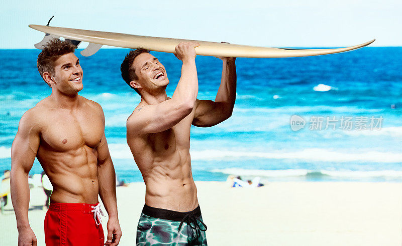 两个男性冲浪者在海滩上