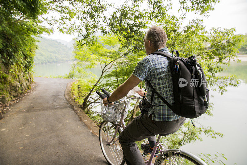 老男人在湖边骑自行车