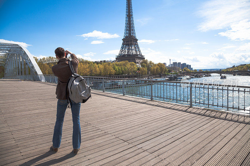 高大的年轻人在巴黎拍摄阳光灿烂的埃菲尔铁塔