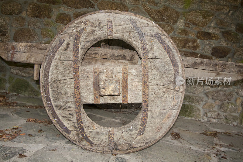 西班牙加利西亚的传统旧马车车轮的细节。