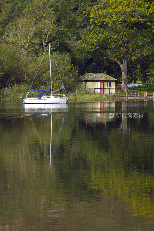 一个宁静的秋天早晨，英国湖区的科尼斯顿水