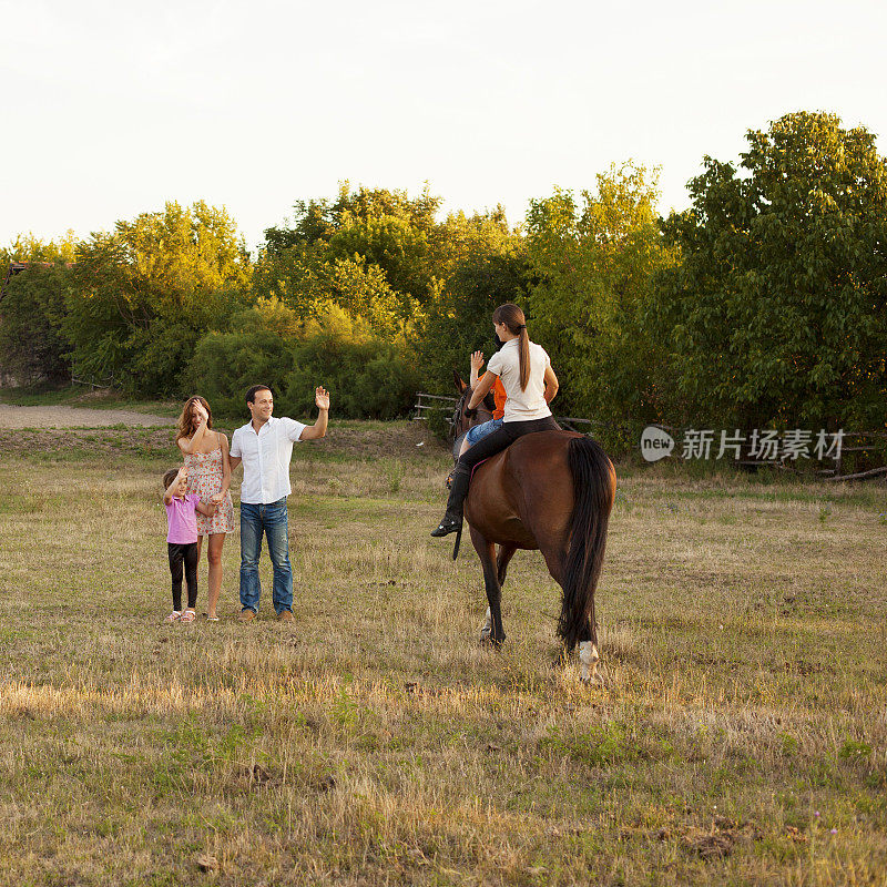 儿童在户外骑马