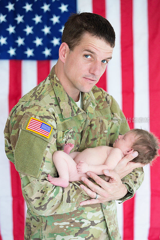 美国士兵抱着婴儿