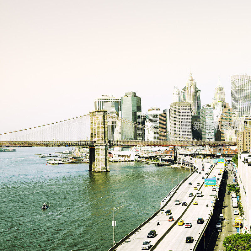 纽约曼哈顿下城和布鲁克林大桥。