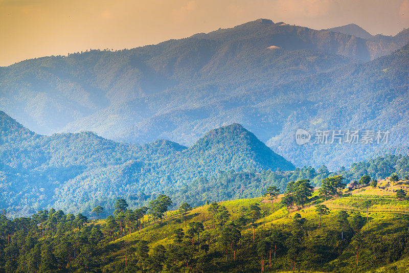 泰国北部山区的清晨日出全景