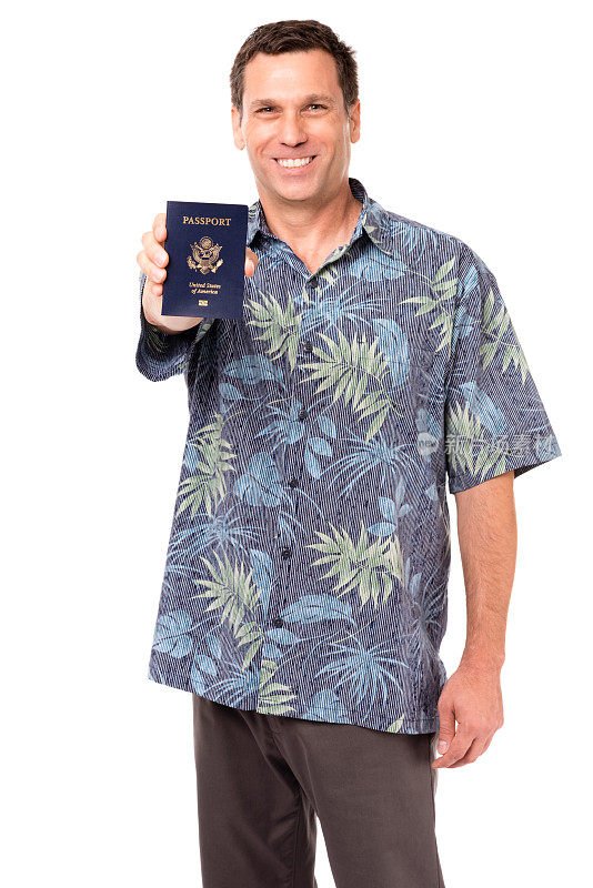 身穿夏威夷衬衫，手持美国护照的白人男子