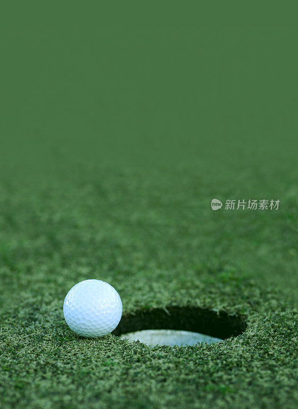 高尔夫球旁边的洞