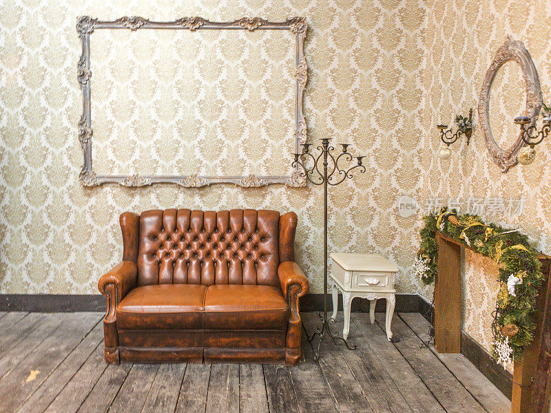 乌克兰利沃夫工作室客厅里的棕色皮沙发