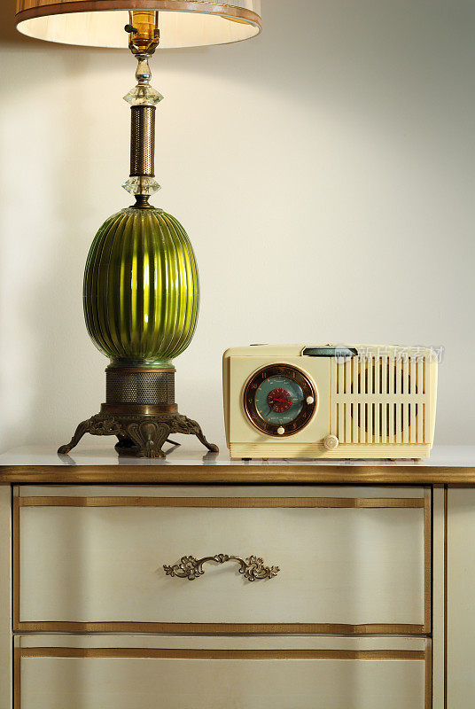 古董灯，收音机，梳妆台