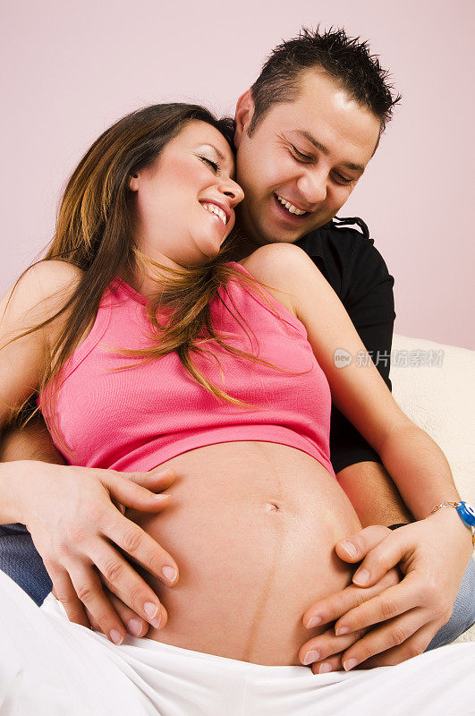 怀孕的女人和她的丈夫