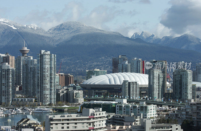 温哥华的城市中心，体育场和加拿大的北岸山脉