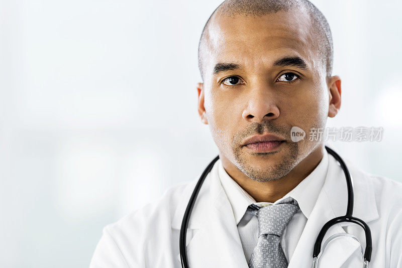 非裔美国人的医生。