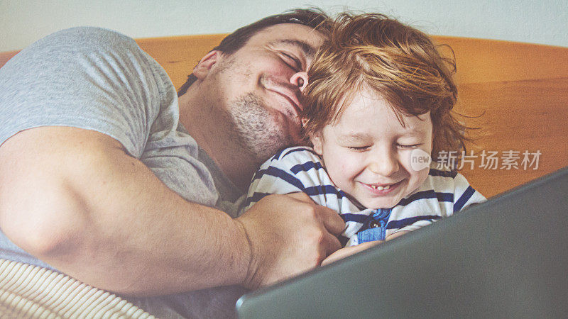 清晨，父亲和儿子拥抱在一起