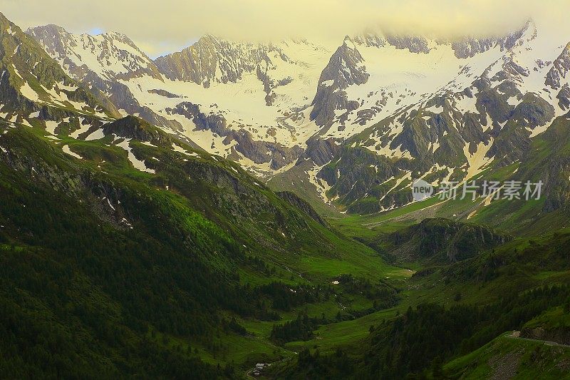 阿尔卑斯山田园诗般的日落风景，蒂梅尔斯约赫，意大利奥地利泰洛阿尔卑斯山