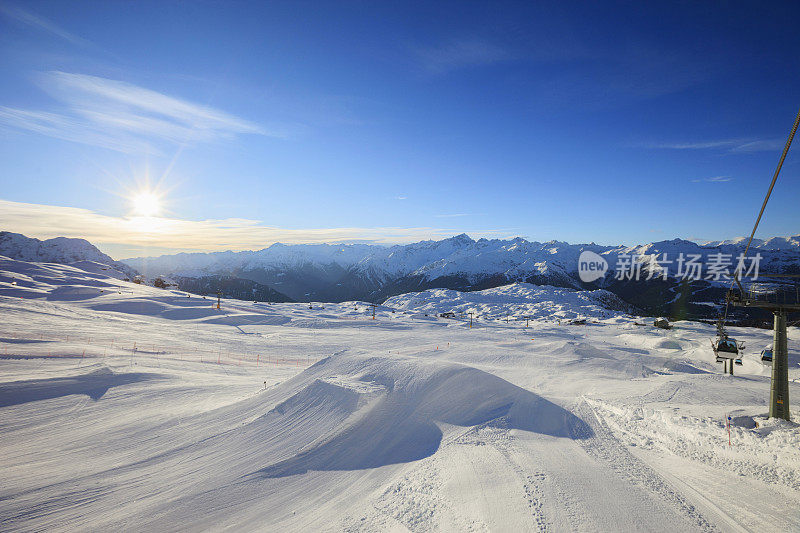 冬季全景阿尔卑斯山脉雪景滑雪度假村雪公园