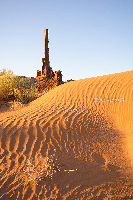 图腾柱与波纹沙丘日出，纪念碑谷，美国亚利桑那州