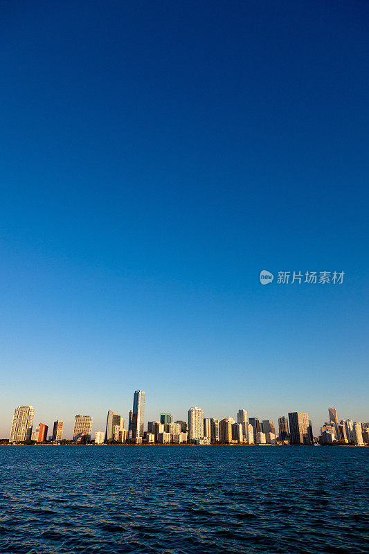 迈阿密天际线摩天大楼与明亮的蓝色天