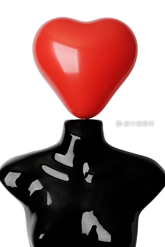 人体模型躯干与红色的心形气球在白色的背景