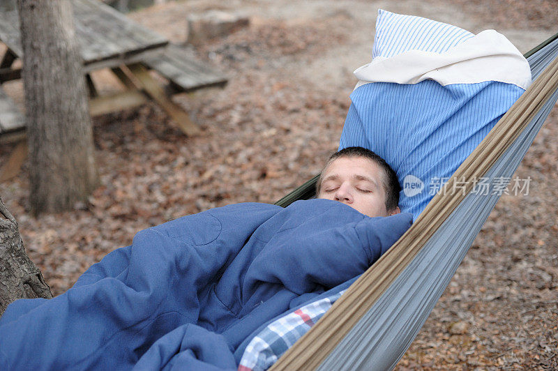 男孩睡在露营地的吊床上