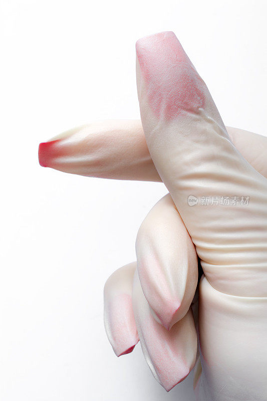 一个女人差点用指甲割破乳胶手套