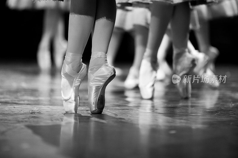 一个穿着黑白衣服的芭蕾舞女演员的腿