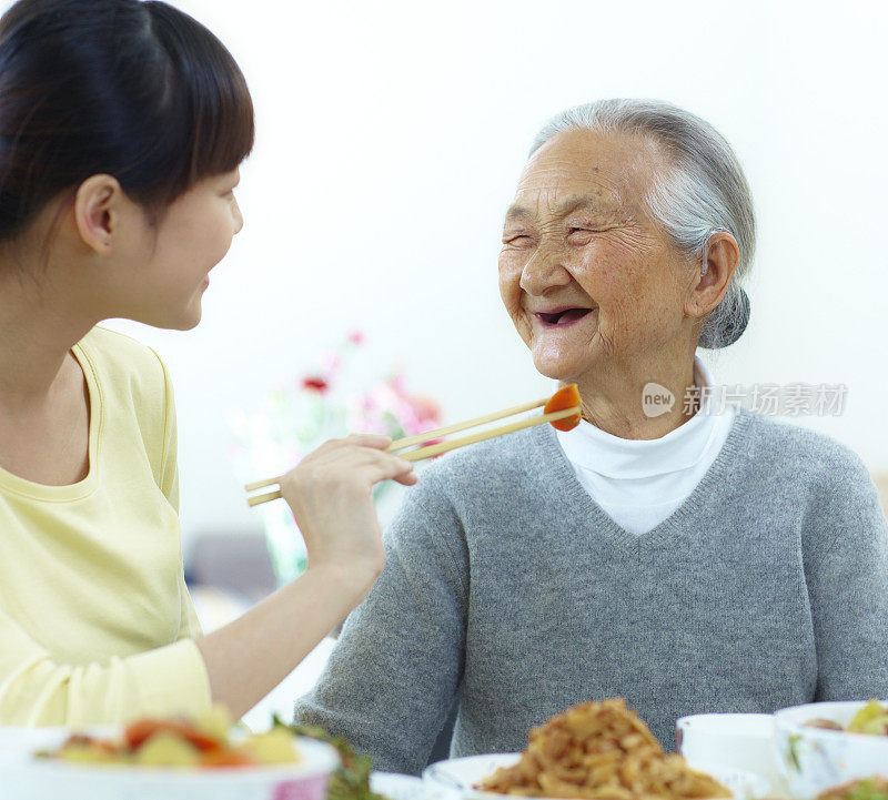 快乐的奶奶和孙女一起吃饭