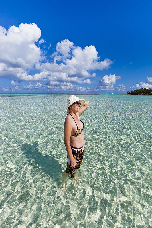 大开曼群岛，《清澈浅水中的成熟女人》