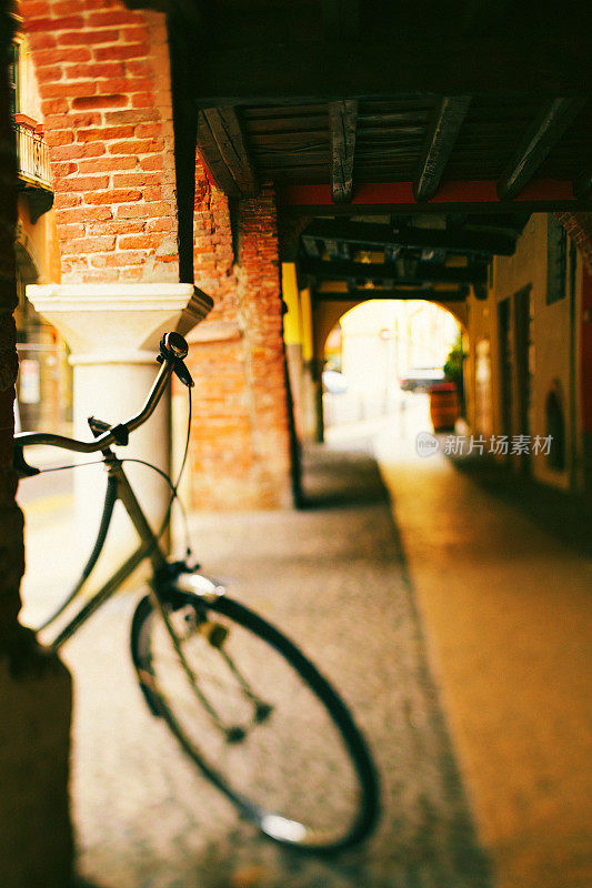 在意大利的小巷里骑自行车