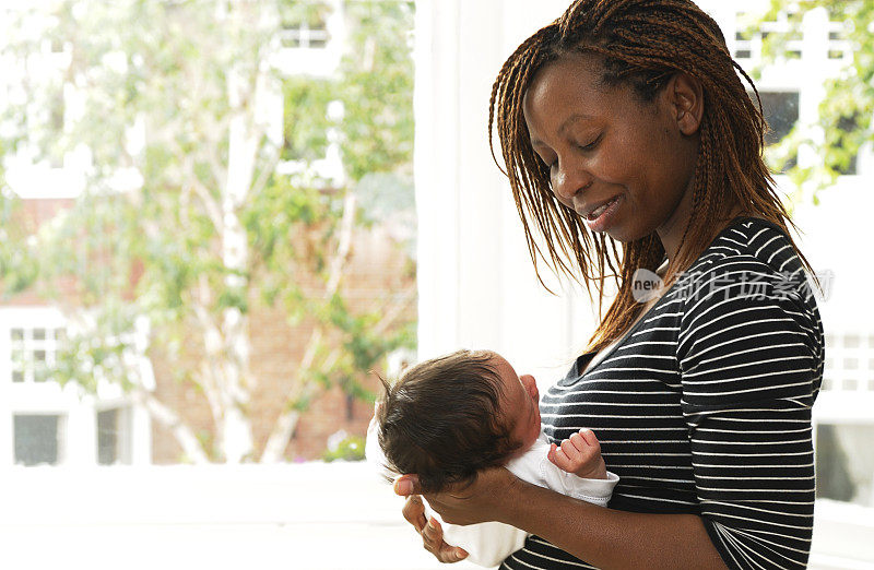 非裔美国妇女抱着她的孩子