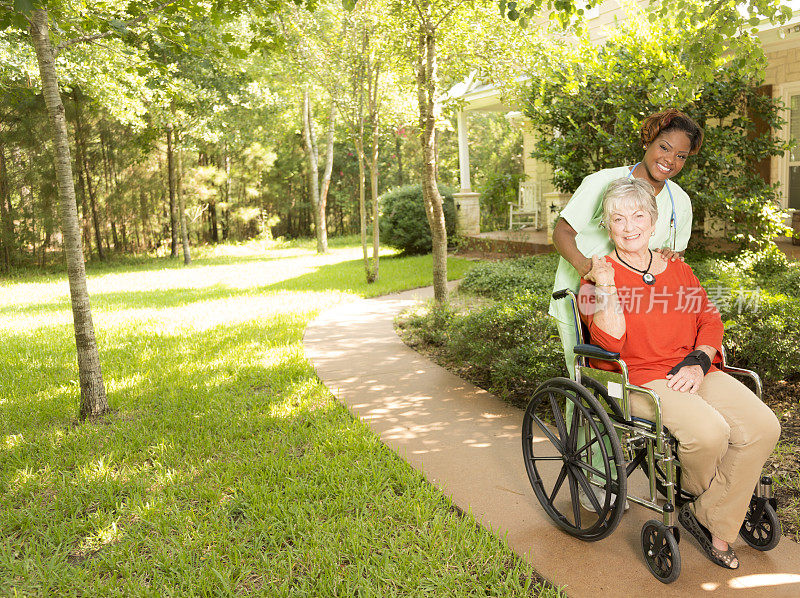 医疗保健:快乐的护理者和疗养院外的老年病人。