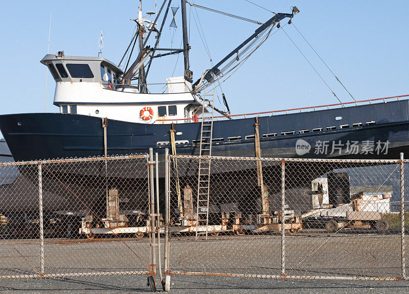 被海啸破坏的拖网渔船正在修理